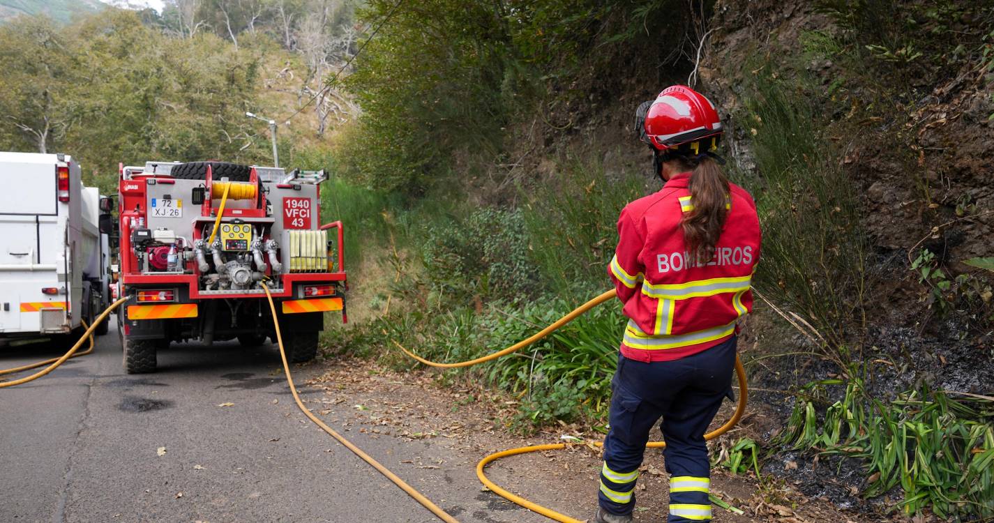 Incêndio na Estrada dos Terreiros em fase de rescaldo