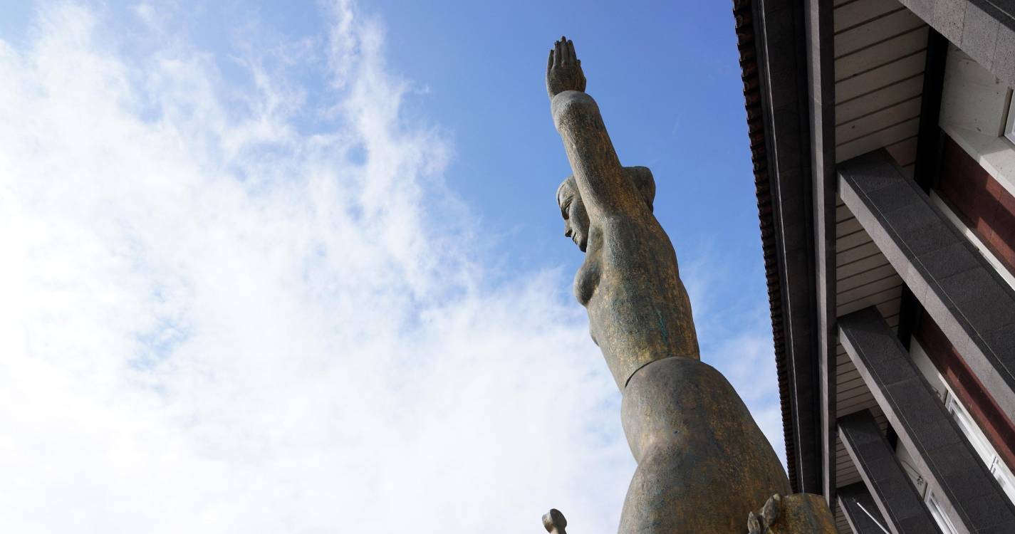 Homem assistente em processo-crime foi detido por desordem em tribunal