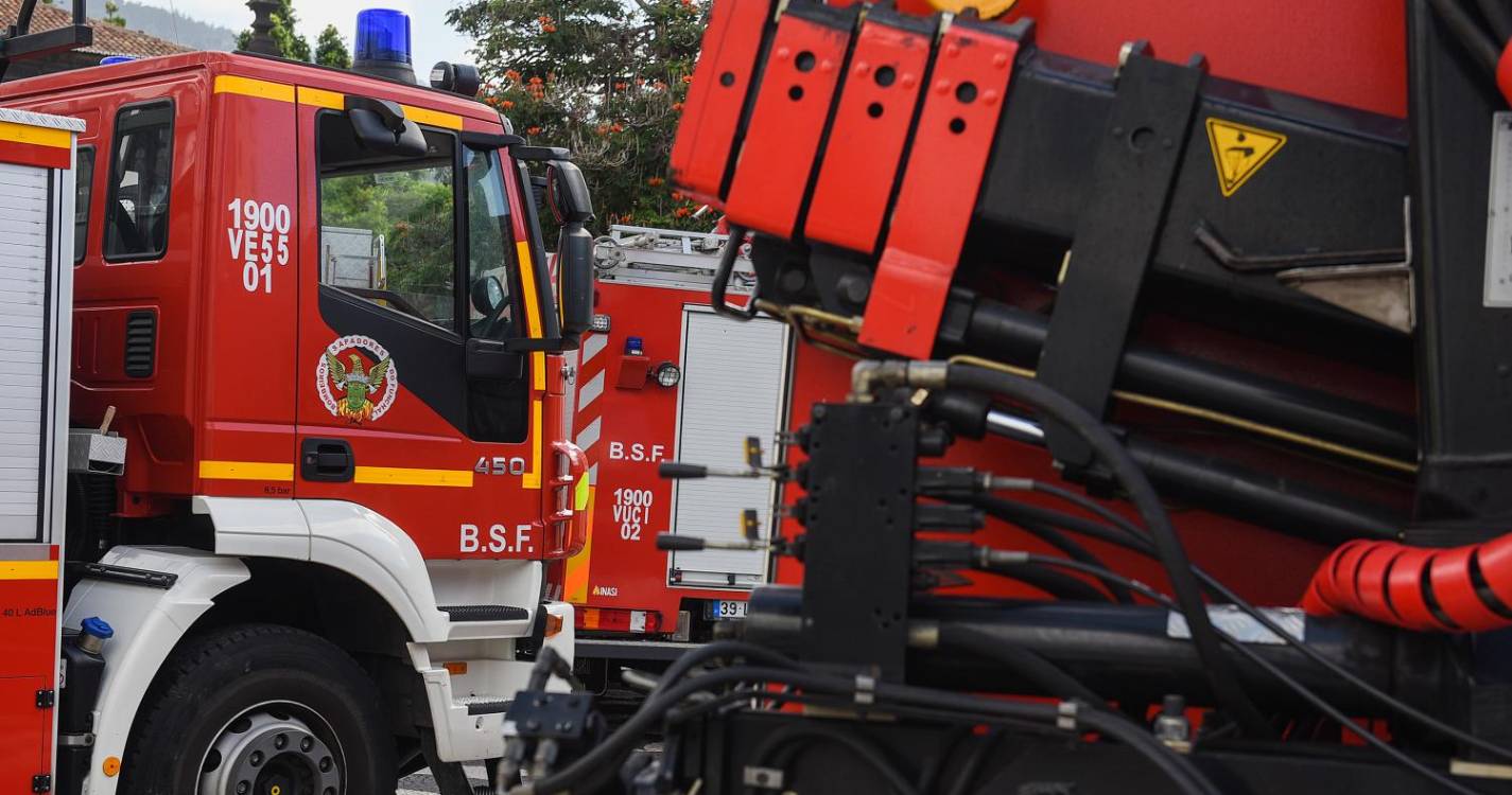 Sapadores monitorizam queimada no Caminho do Poço Barral