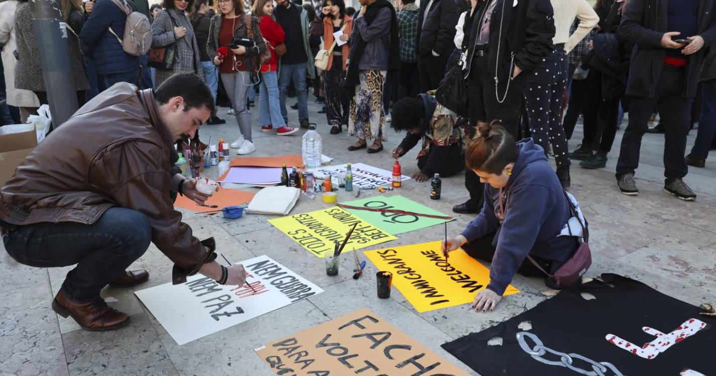 Centenas de pessoas juntam-se contra o racismo e xenofobia (com fotos)