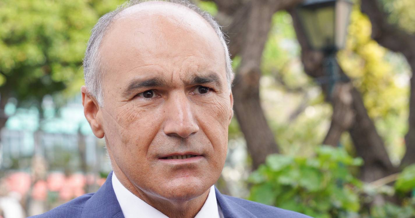 Jorge Carvalho visita Escola Gonçalves Zarco