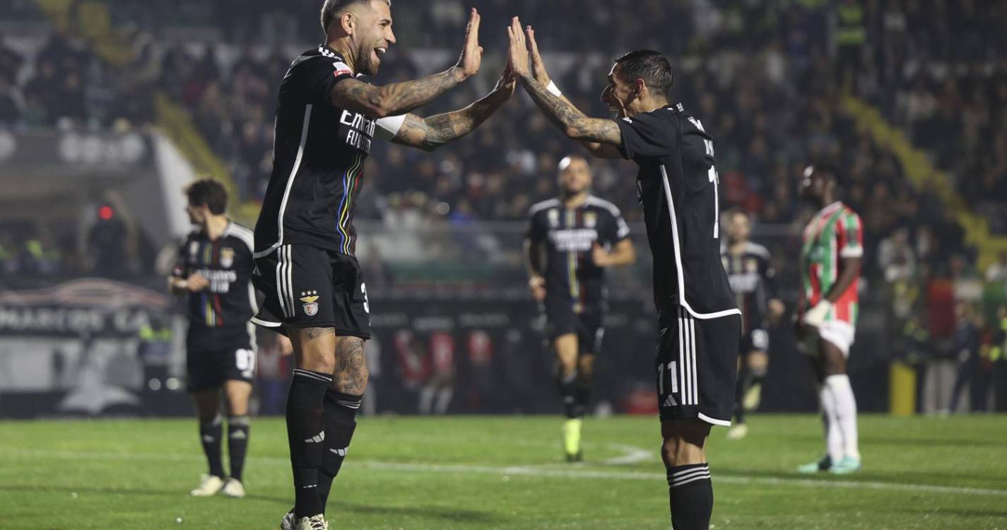 Benfica vence na Reboleira e pressiona Sporting
