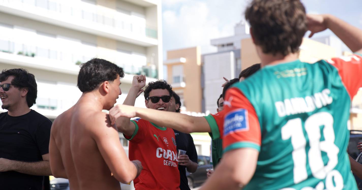 Adeptos do Marítimo fazem a festa pré-jogo no Seixal (com fotos)