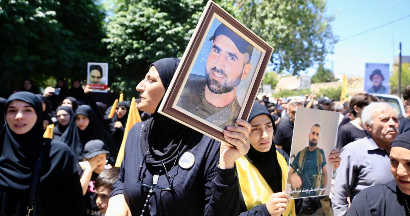 Israel bombardeia leste do Líbano enquanto Proteção Civil combatia incêndio