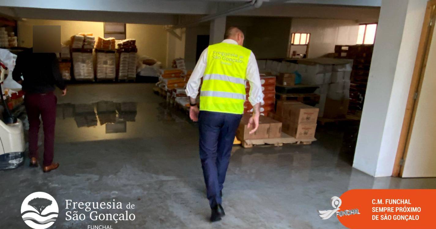 Inundação em São Gonçalo afetou casas e armazém (com fotos e vídeo)