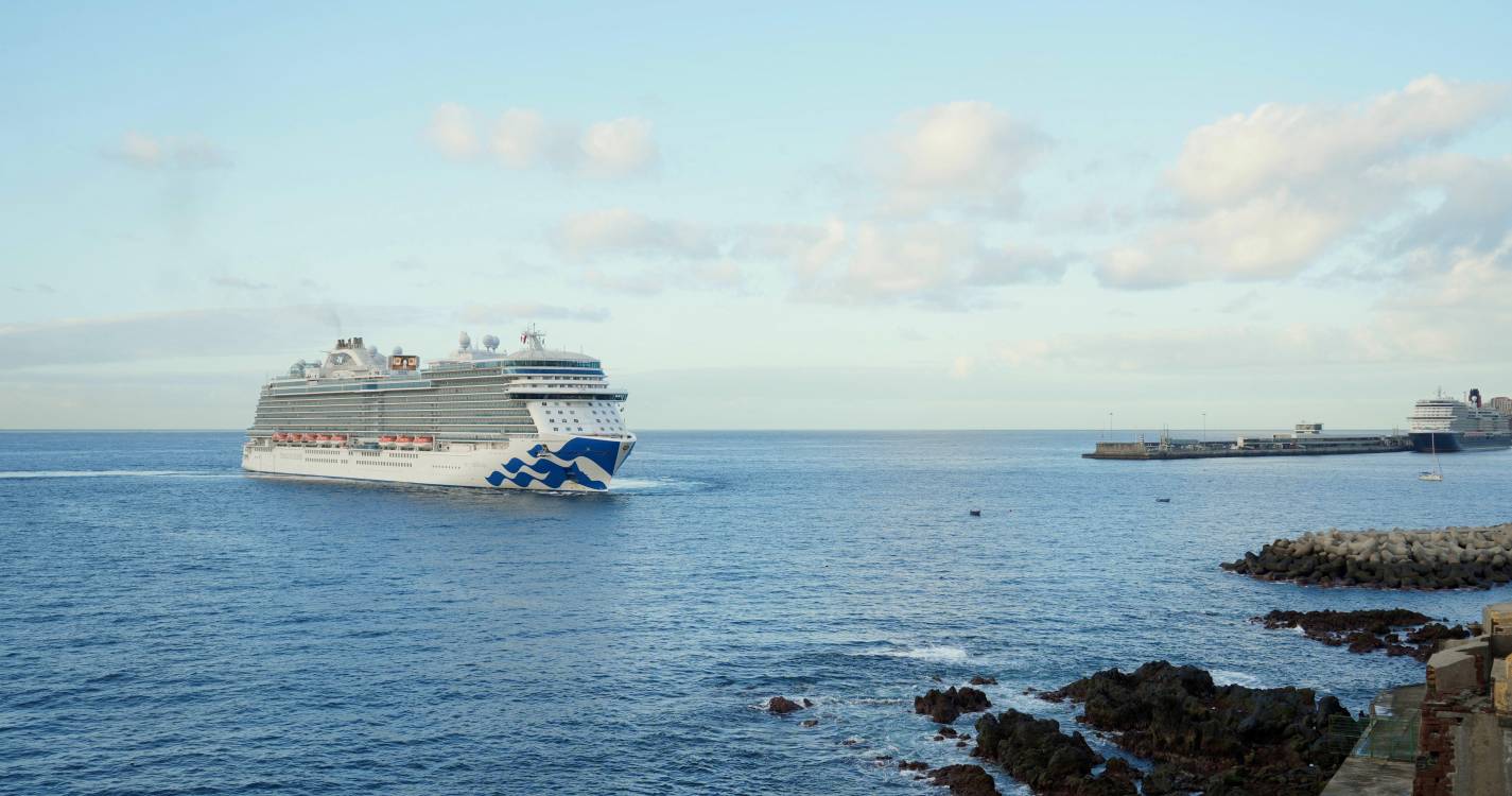 ’Queen Anne’ e ‘Sky Princess’ passam noite no Funchal