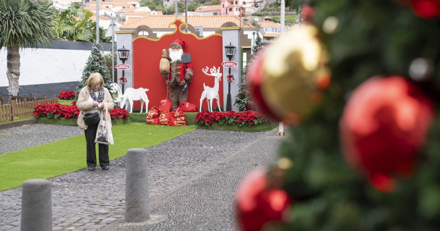 Aldeia Natal encanta de noite e de dia em Machico