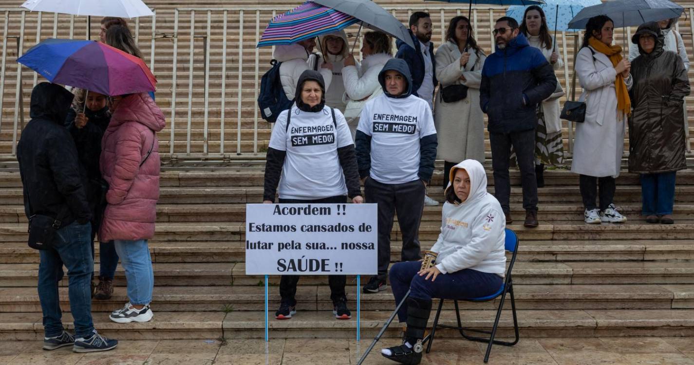 Cerca de 100 enfermeiros em vigília nas escadarias da AR em defesa da profissão