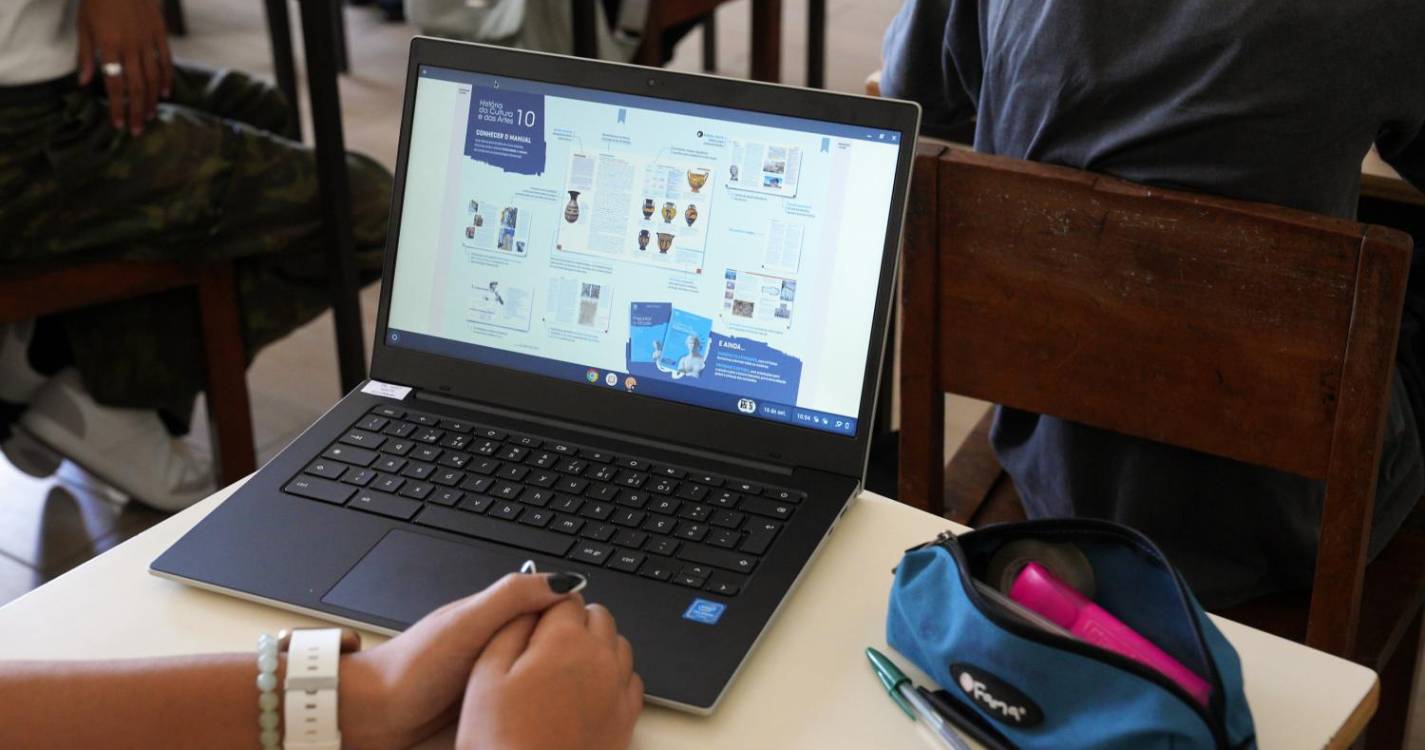 Ministério mantém manuais digitais por enquanto, mas vai avaliar impacto do projeto-piloto