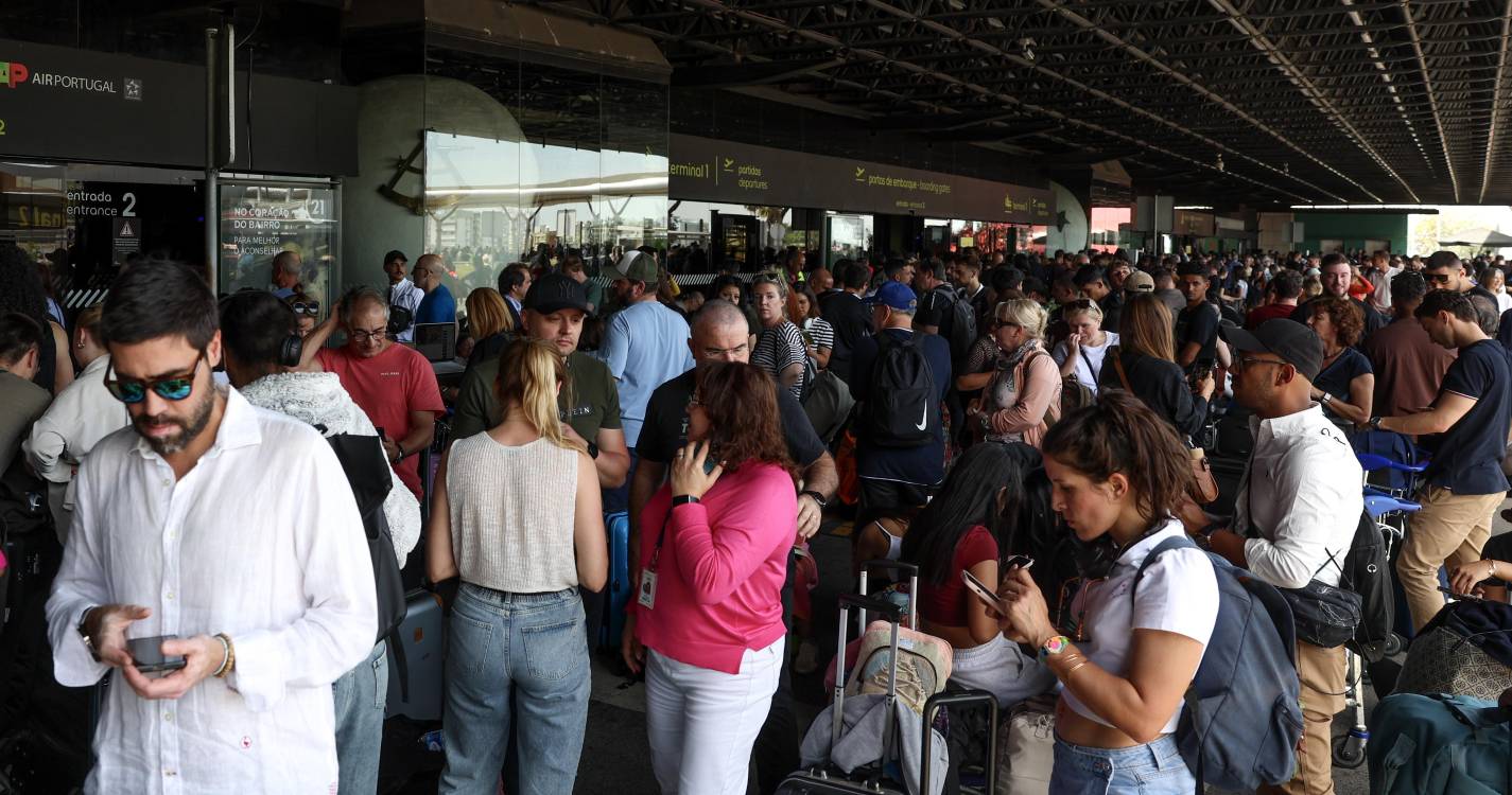 Apagão: Centenas de passageiros aguardam bagagens no aeroporto de Lisboa