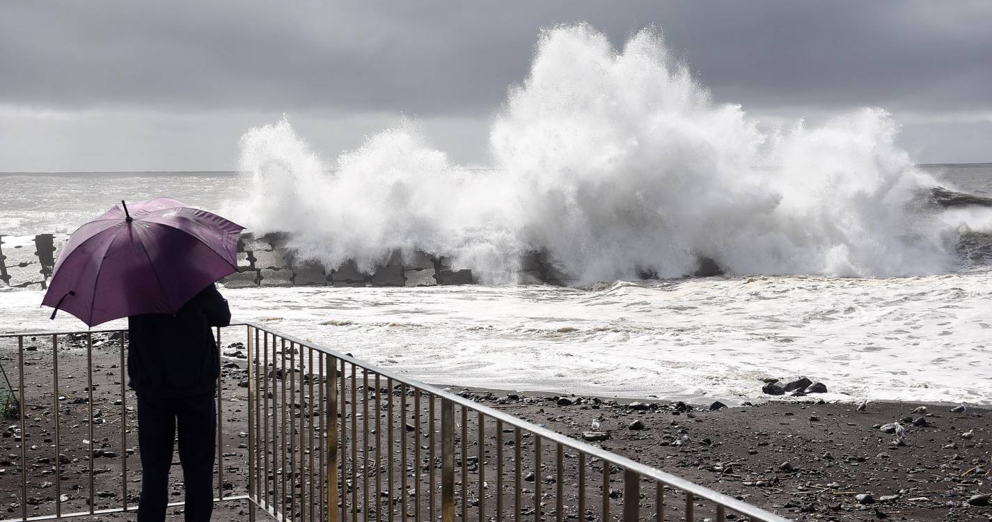 Madeira sob aviso amarelo e laranja devido a vento forte e agitação marítima