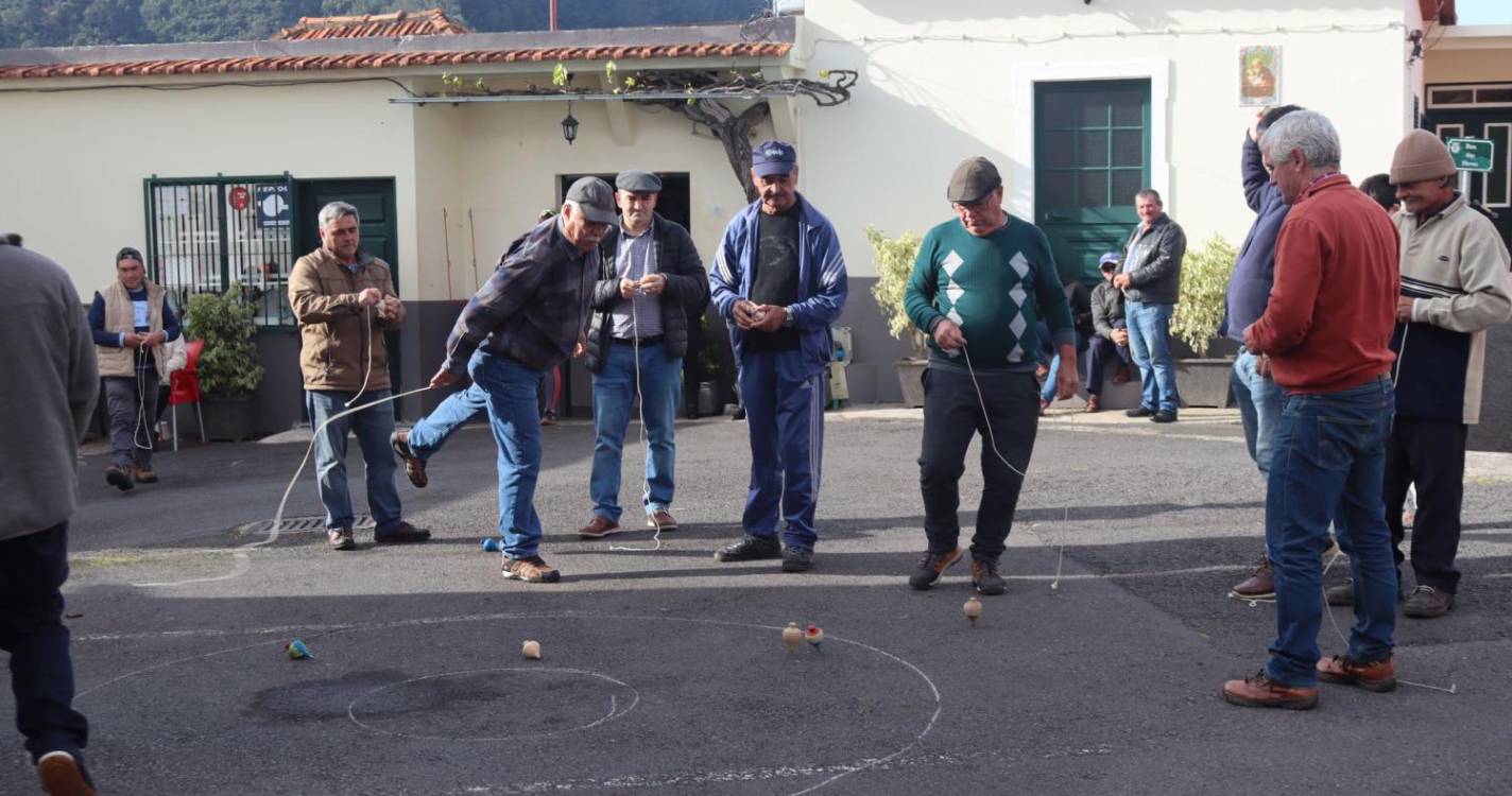 Miúdos e graúdos reavivaram tradição do jogo do pião em São Roque do Faial
