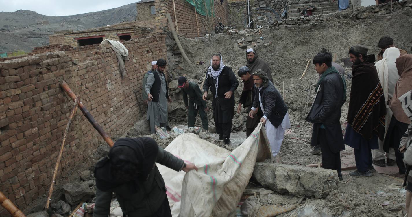 Quase 100 mortos e milhares de deslocados numa semana de desastres naturais no Afeganistão