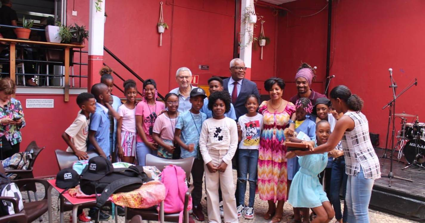 Livro ‘A Macaronésia trocada por miúdos’ de Susana Gramilho encanta em Cabo Verde (com fotos)