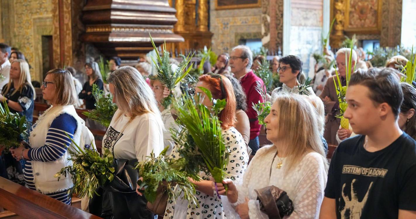 Domingo de Ramos: fiéis enchem Igreja do Colégio (com fotos)