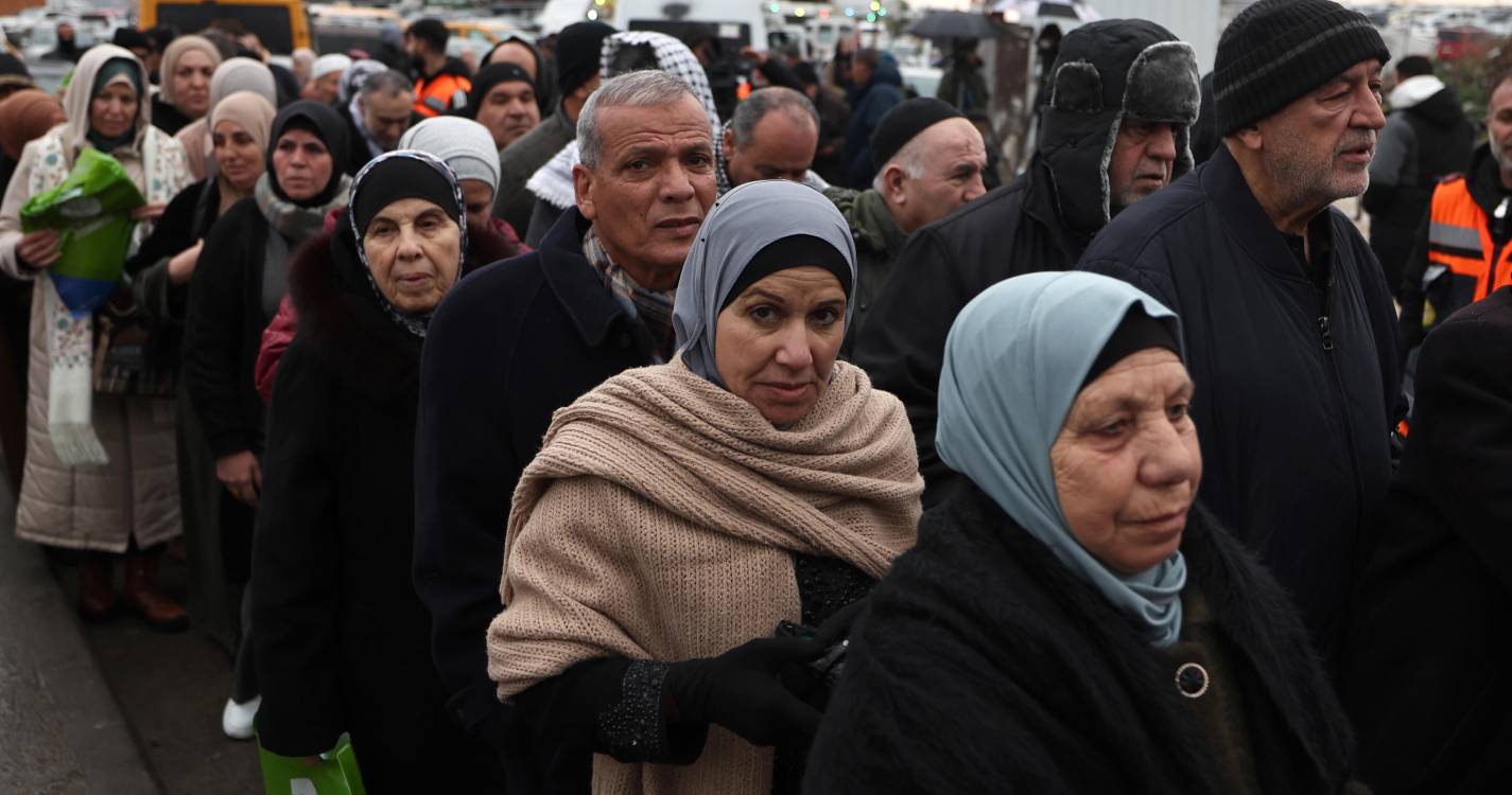 Médio Oriente: 90.000 palestinianos participam em Jerusalém nas primeiras orações de sexta-feira do Ramadão