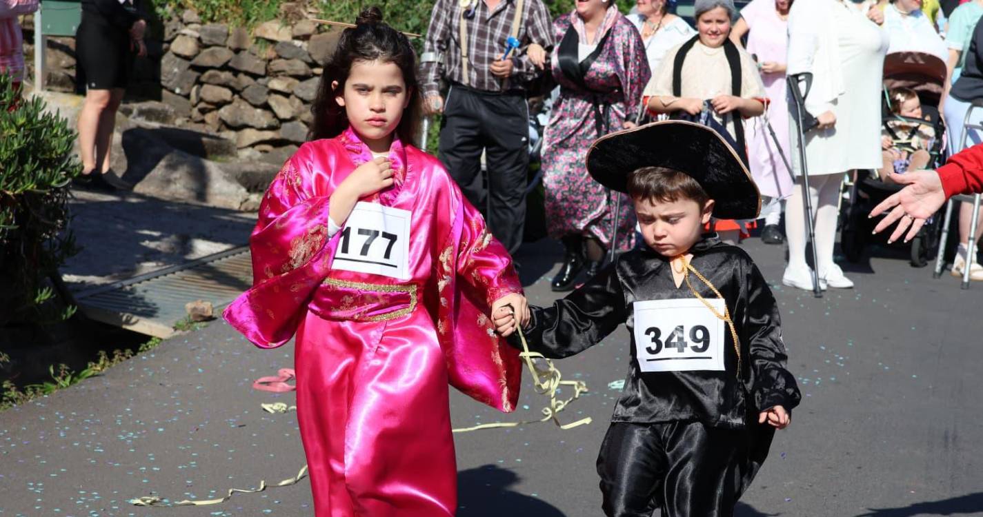 Campanário enche-se de mascarados, humor, música e malassadas (com fotos)