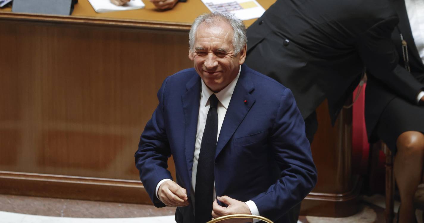 Governo francês cai após chumbo de voto de confiança no parlamento