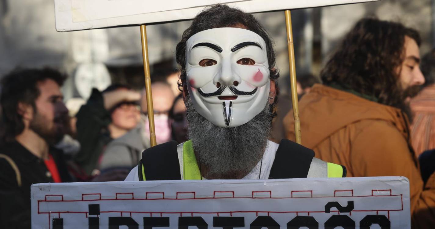Centenas de pessoas juntam-se contra o racismo e xenofobia (com fotos)