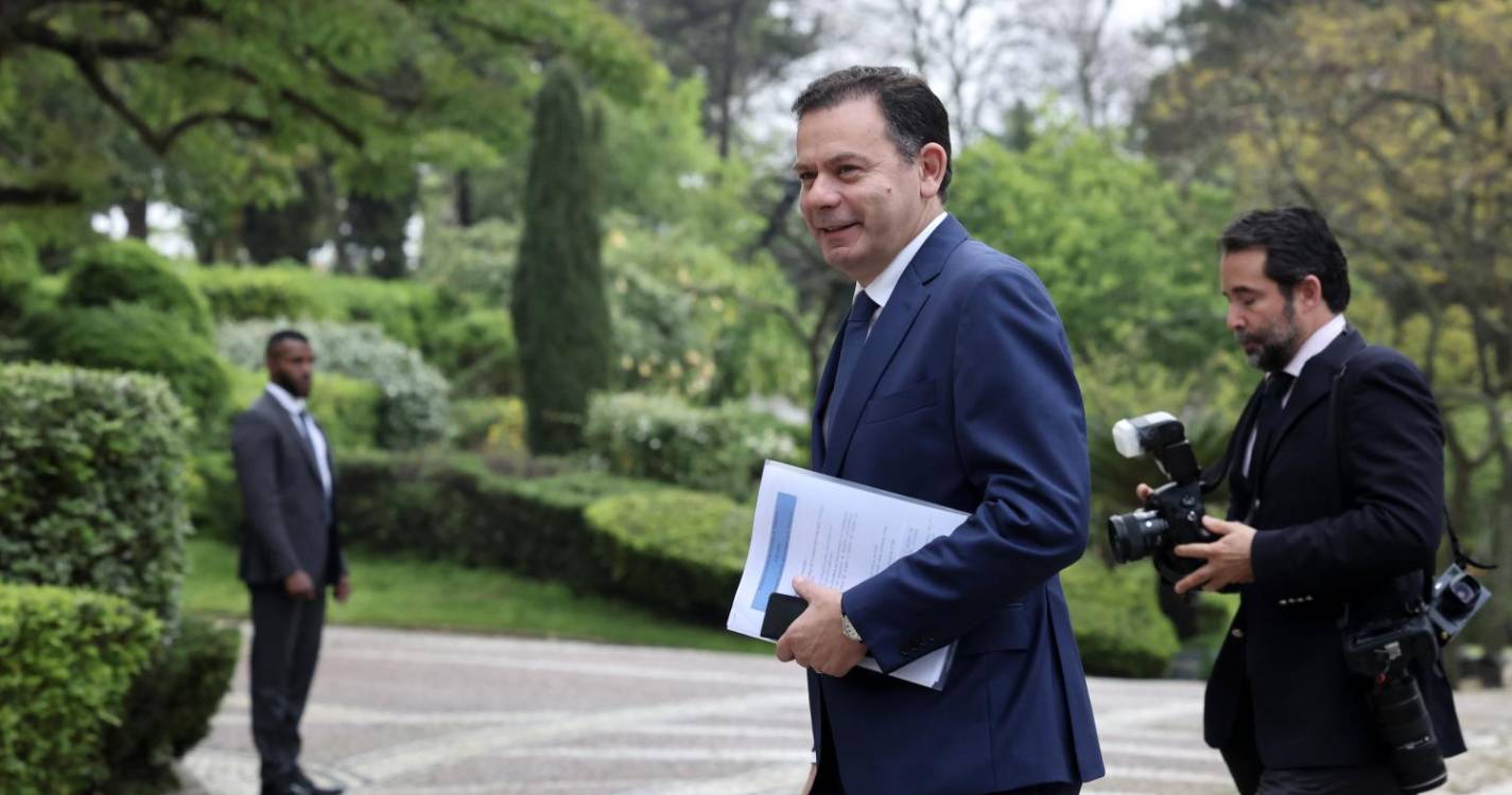 Governo: Fotografia de família tirada sem chuva e com Montenegro e 17 ministros