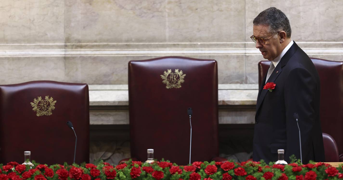 25 Abril: Seguro de cravo vermelho na lapela na estreia em sessão solene que assinala revolução