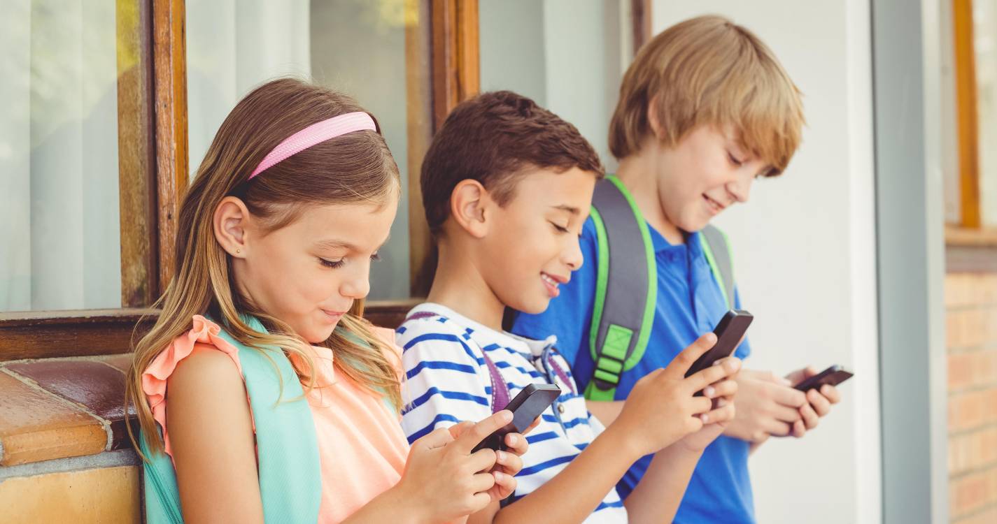 Tertúlia na Calheta vai debater o uso dos telemóveis nas escolas