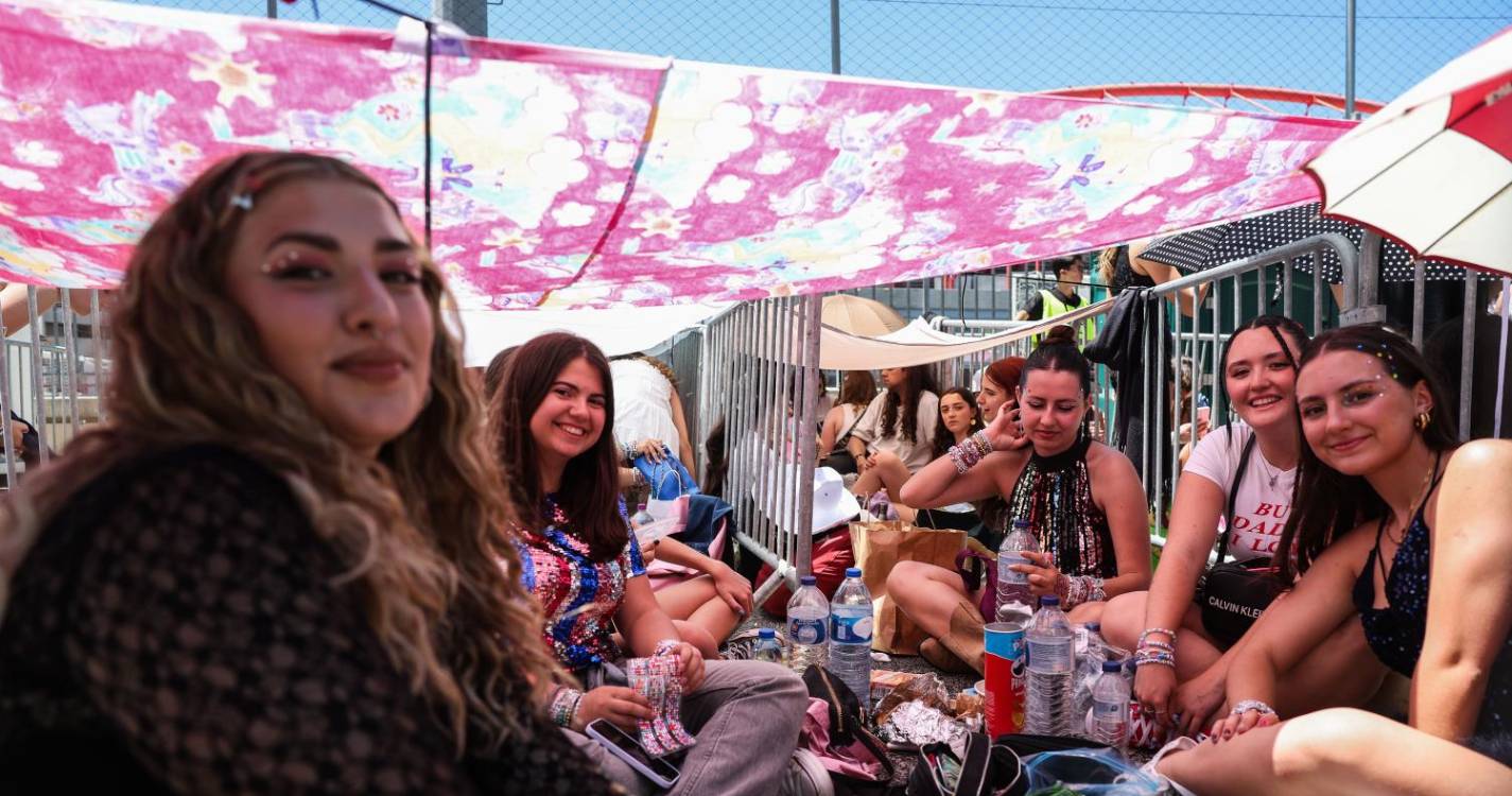 Milhares de pessoas nas imediações do Estádio da Luz aguardam Taylor Swift (veja as fotos)