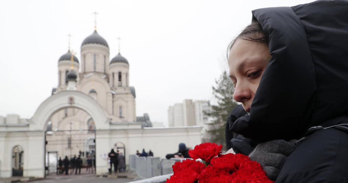 Navalny: Funeral do opositor russo conta já com a presença de centenas de apoiantes