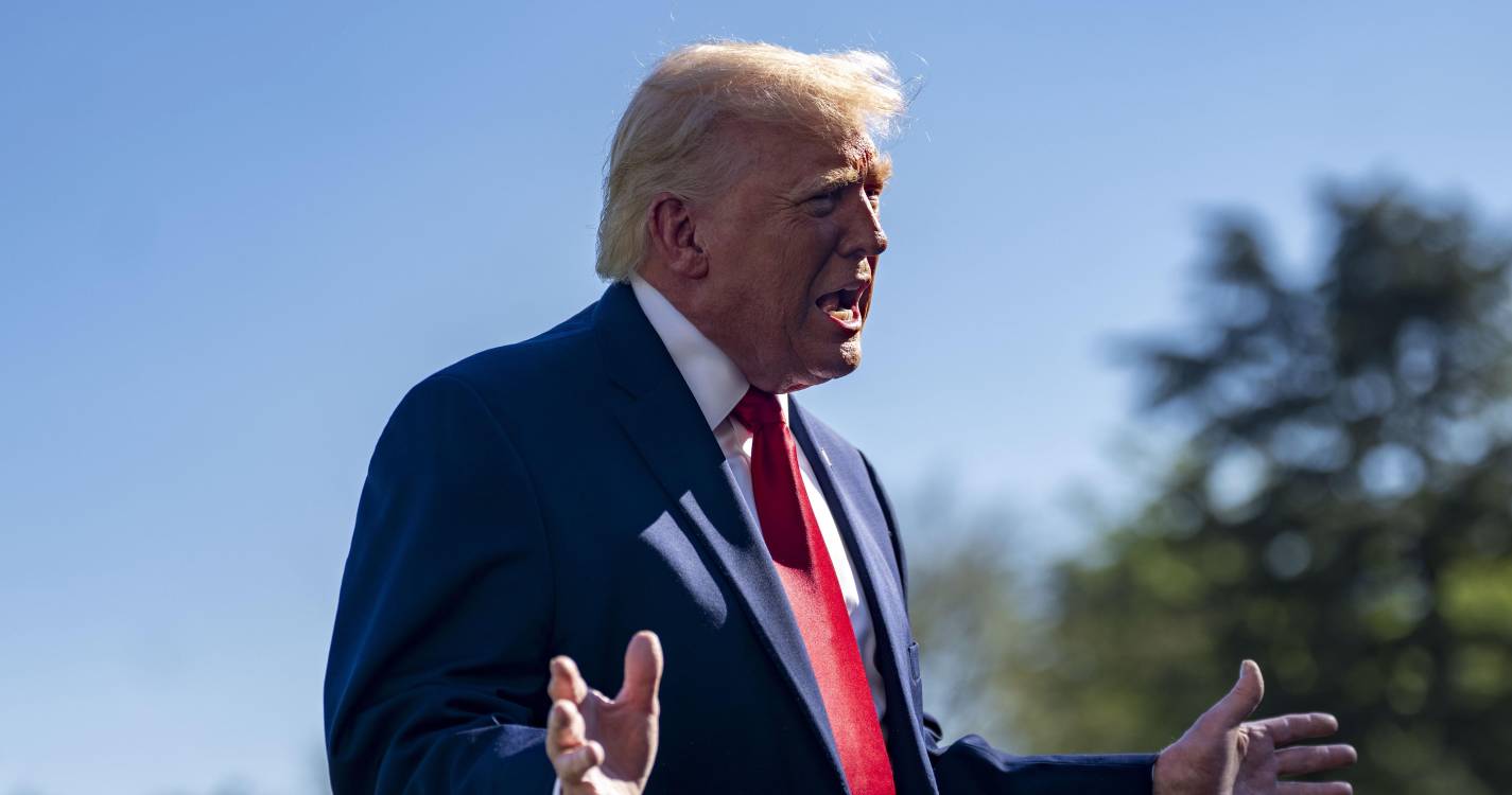 Irão: Trump ameaça impor tarifas de 50% à China caso preste apoio militar a Teerão