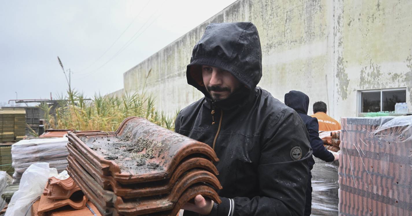 Mau tempo: População da Marinha Grande passa horas em filas à espera de telhas e lonas (com fotos)