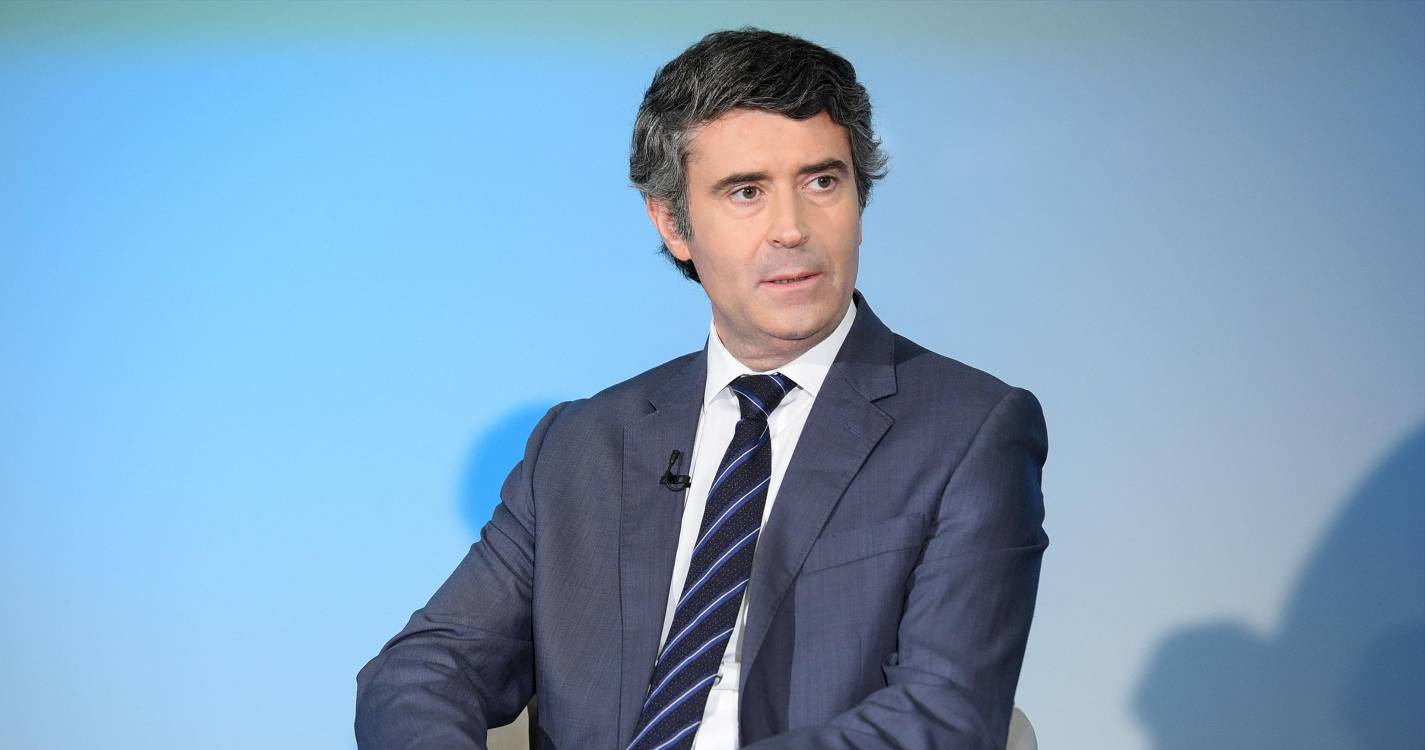 OE2026: Carneiro defende que haveria nova crise se não fosse a “responsabilidade do PS”