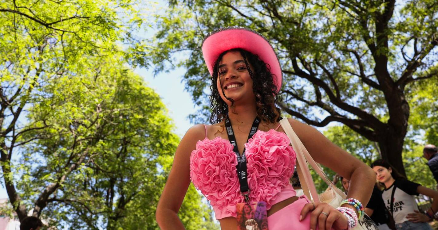 Milhares de pessoas nas imediações do Estádio da Luz aguardam Taylor Swift (veja as fotos)