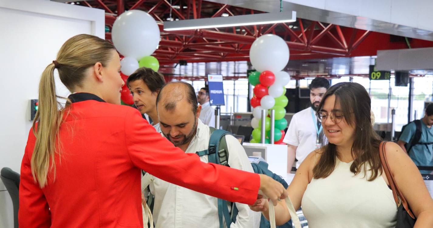 Aeroporto de Lisboa assinala 65 anos da rota para o Porto Santo com oferta de brindes a passageiros (com fotos)