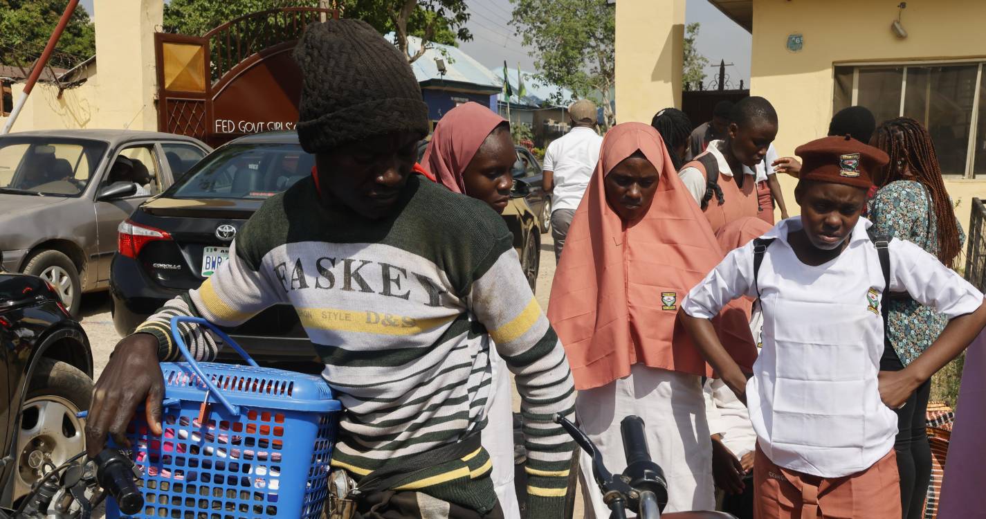 Cinquenta alunos raptados de escola católica escapam dos sequestradores na Nigéria anuncia associação cristã