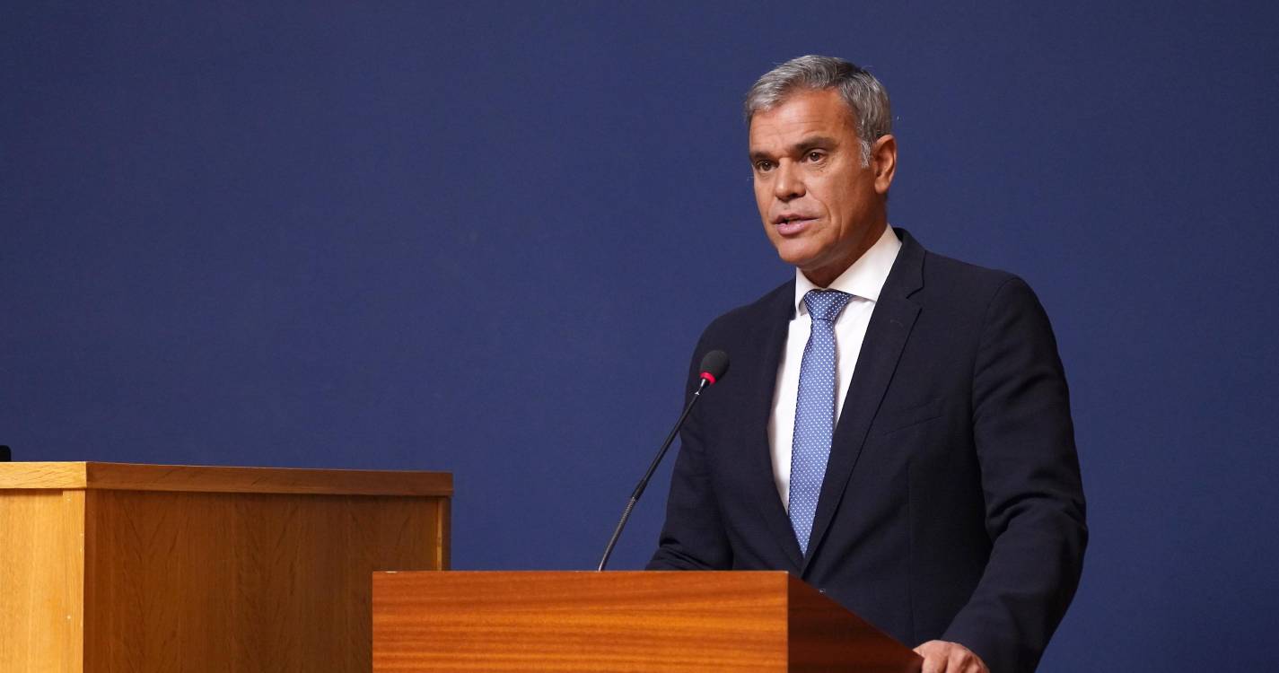 Eduardo Jesus pede desculpas a Rubina Leal enquanto representante dos deputados