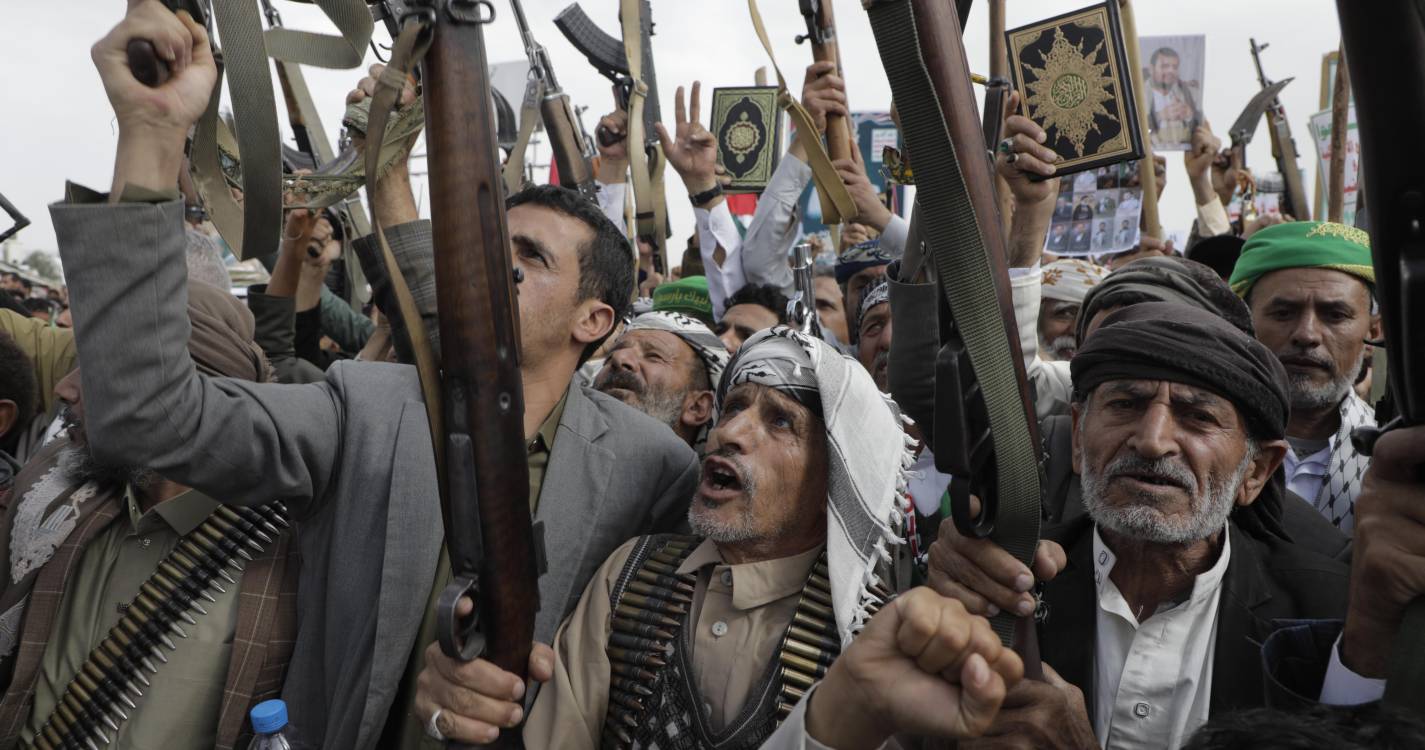 Médio Oriente: Milhares de palestinianos bloqueiam e descarregam dezenas de camiões da ONU com alimentos