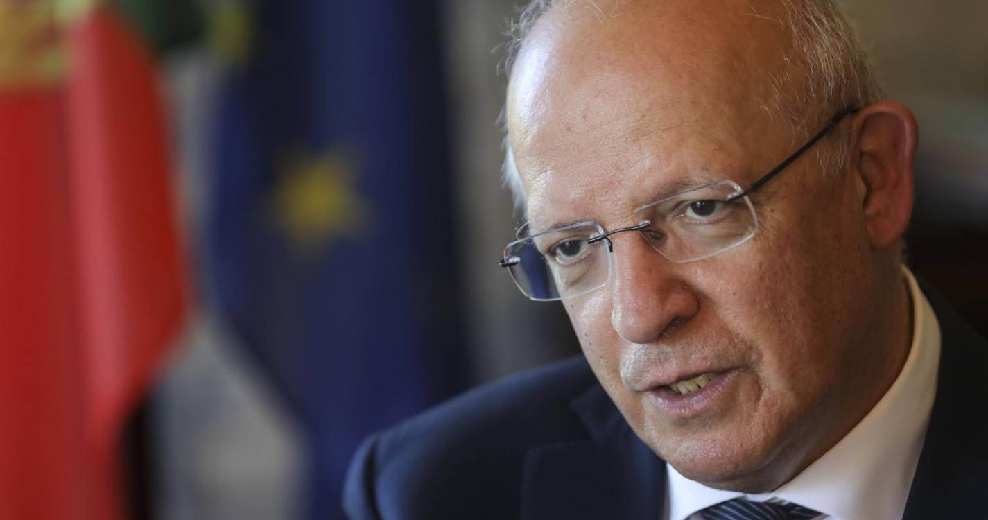 Augusto Santos Silva revela-se “perplexo” com detenção de 21 dias dos arguidos no caso da Madeira
