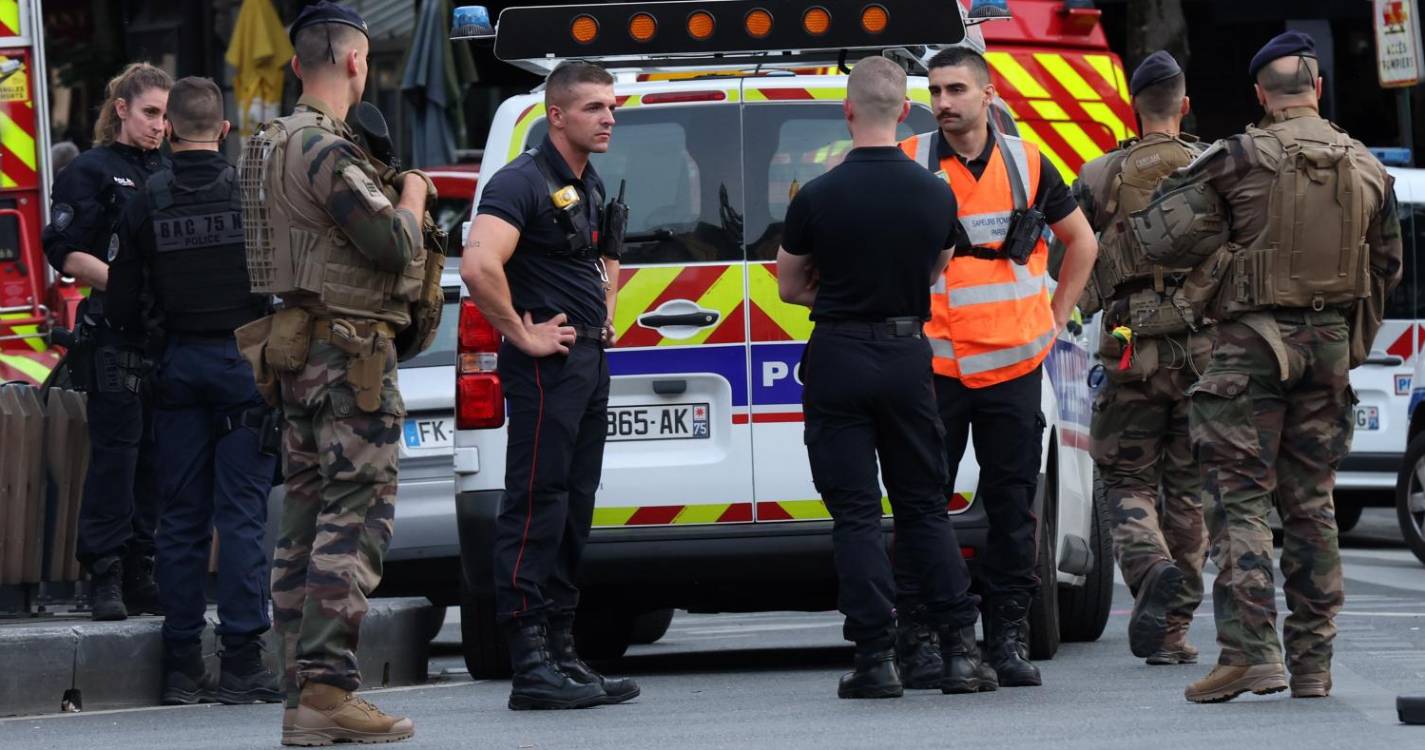 Polícia ferido em ataque com faca nos Campos Elísios em Paris