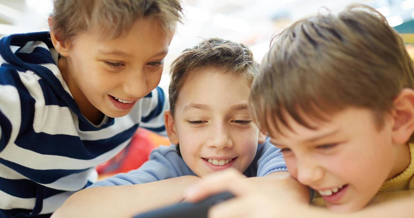 Parlamento aprova limitação de acesso de crianças e jovens a redes e plataformas online