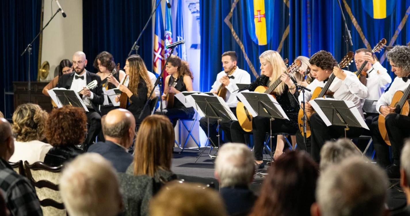 Veja como o tenor Carlos Guilherme cantou Max com a Orquestra de Bandolins