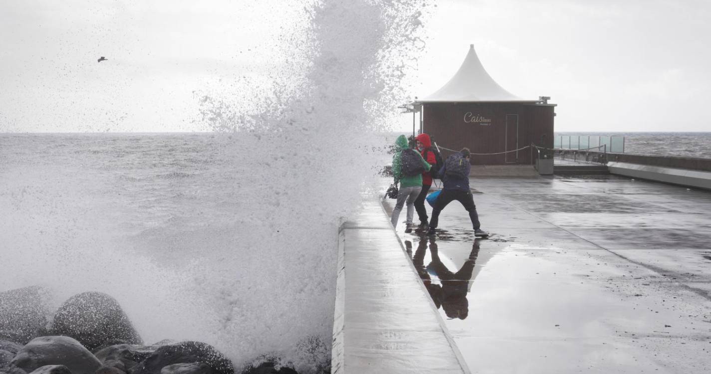 Agitação marítima e vento forte vão manter-se. Capitania do Funchal prolonga avisos