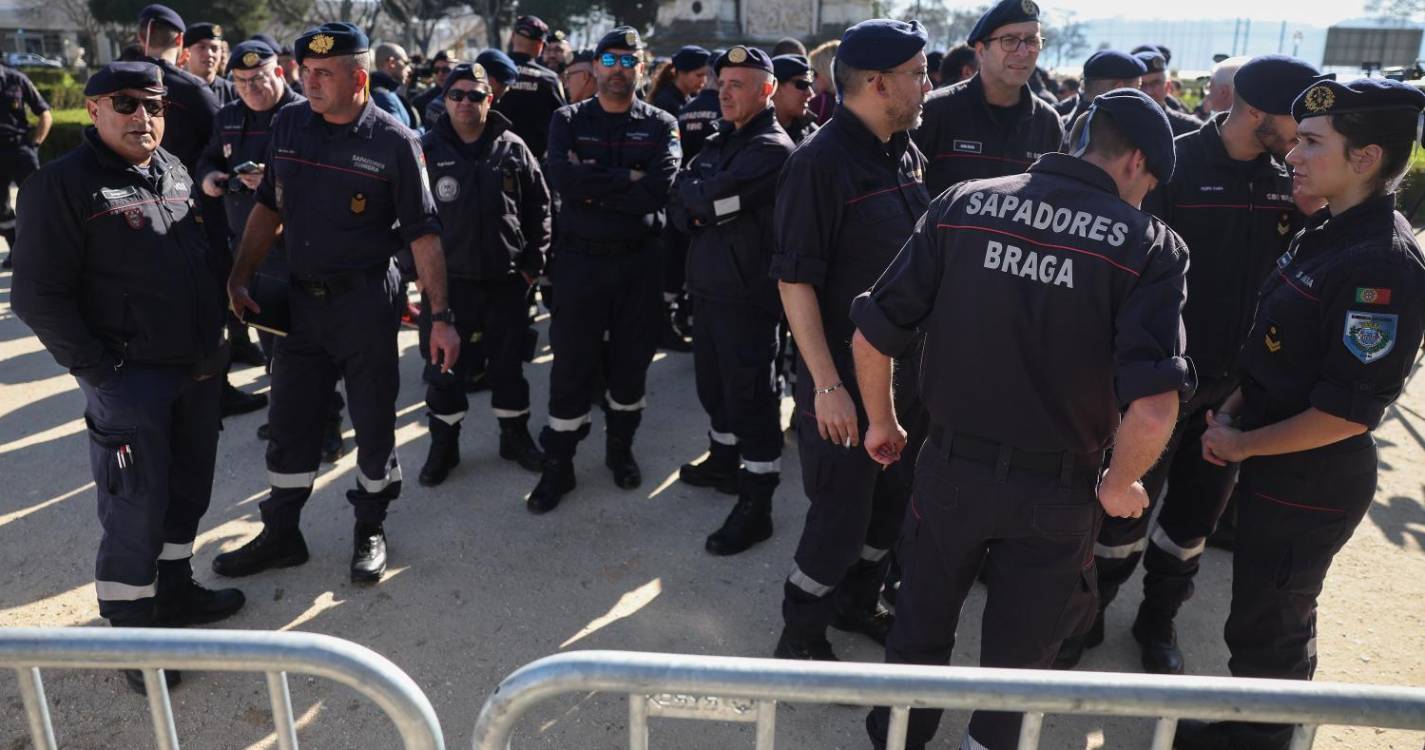 Bombeiros reivindicam “vontade política” para criar uma carreira em concentração frente ao MAI