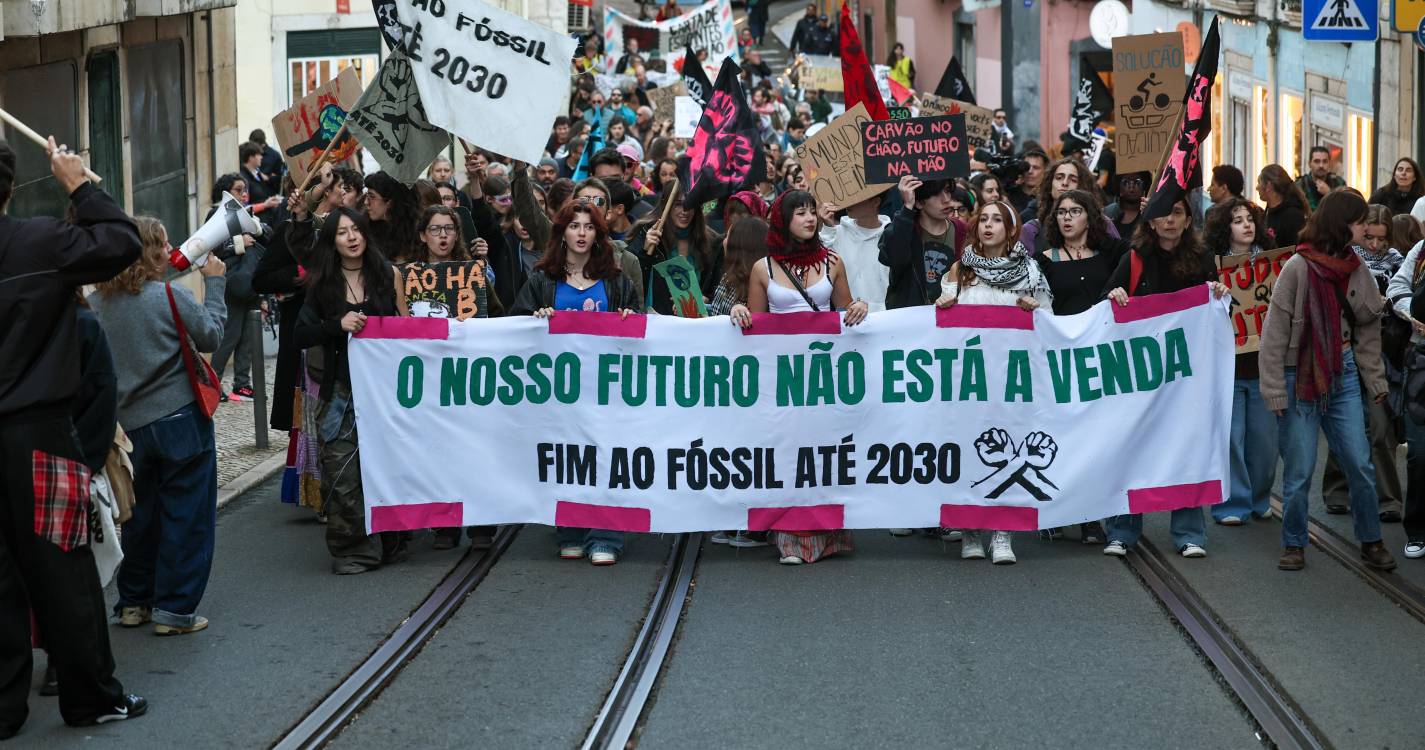 Mais de 200 marcham pelo fim dos combustíveis fósseis até 2030 (com fotos)