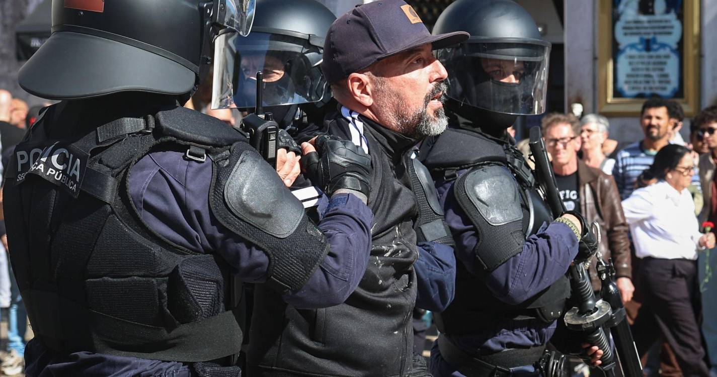 25 Abril: Três detidos em confrontos em Lisboa apresentam-se segunda-feira às autoridades