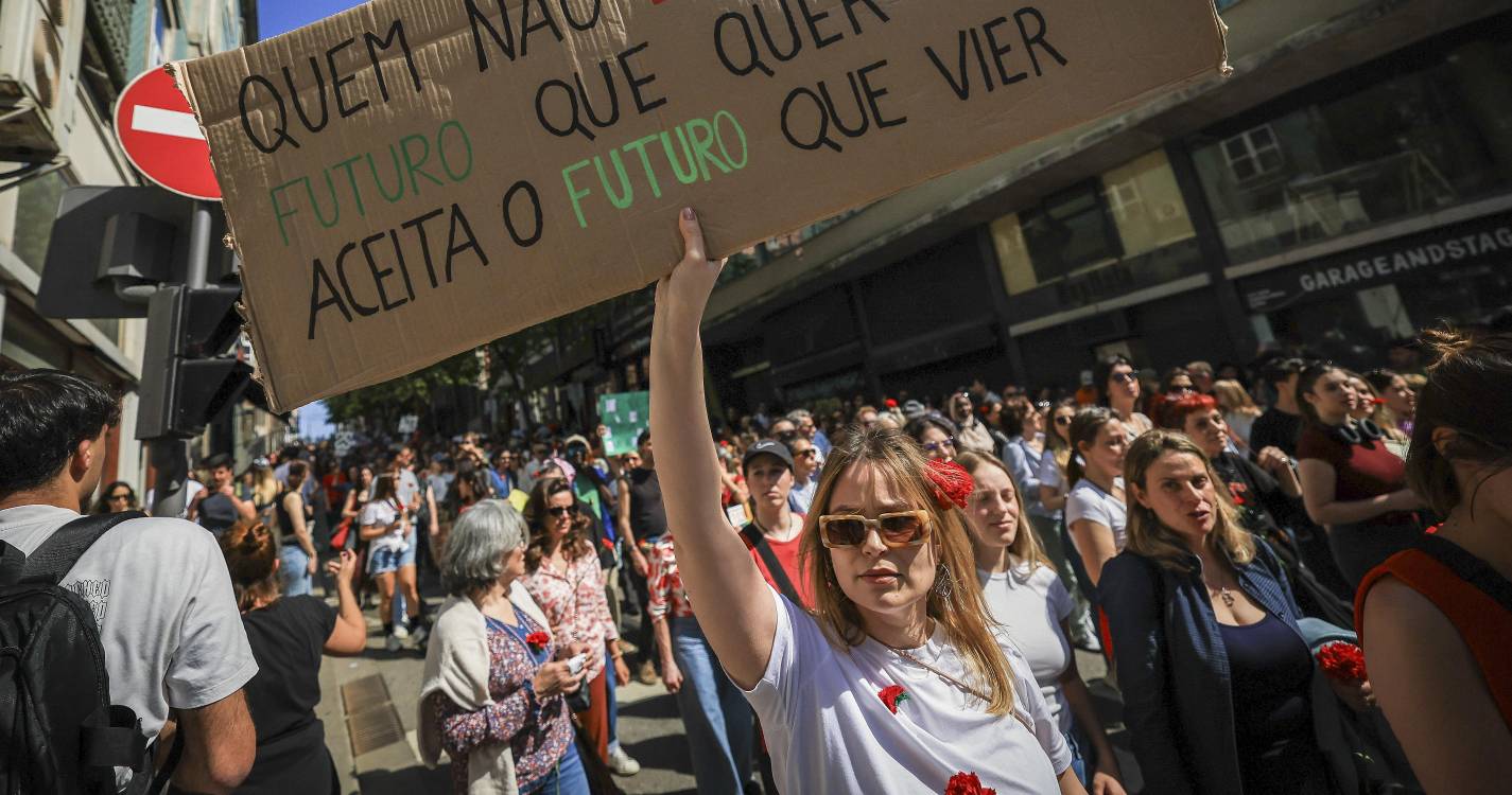 25 Abril: De cravos ao peito milhares de pessoas pintaram o Porto de Liberdade