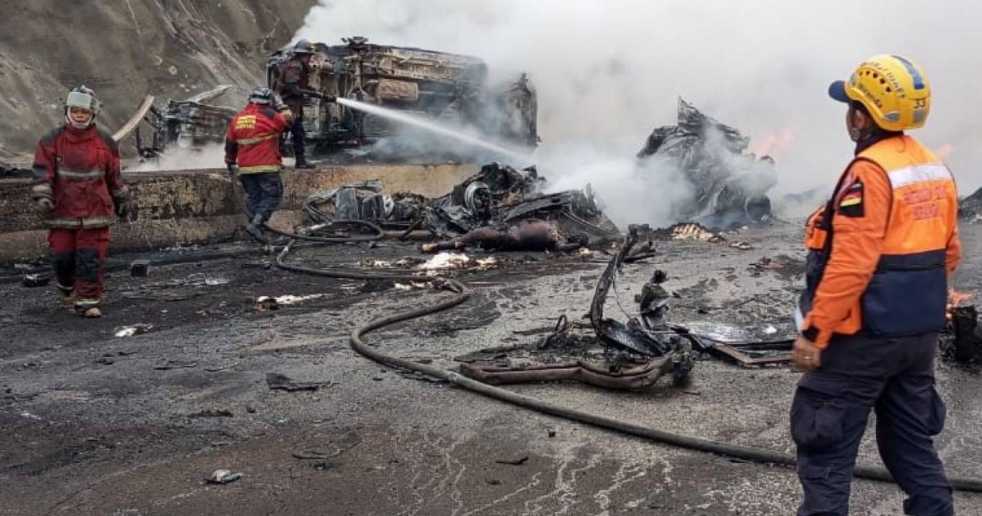Oito mortos e 14 feridos em colisão e incêndio de várias viaturas na Venezuela