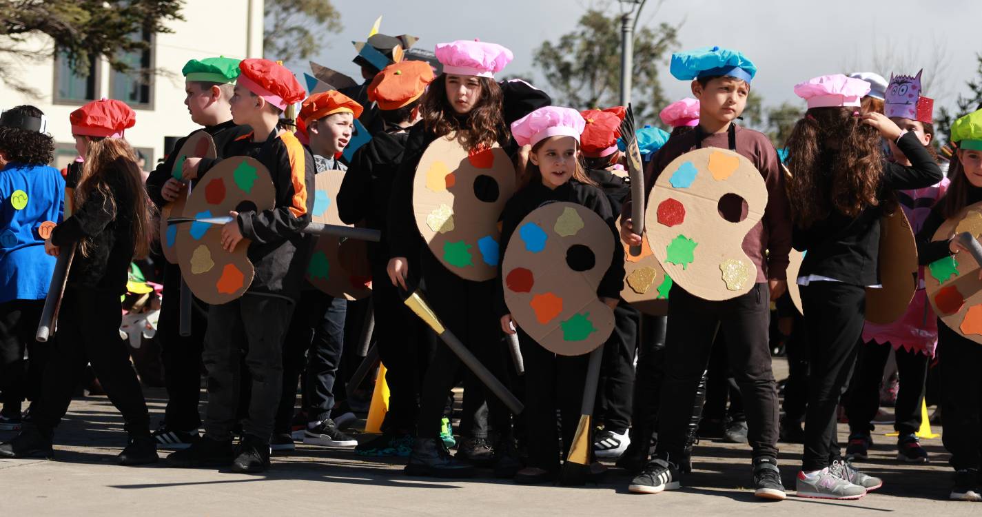 Carnaval leva centenas de crianças a desfilar em Santa Cruz (com fotos)