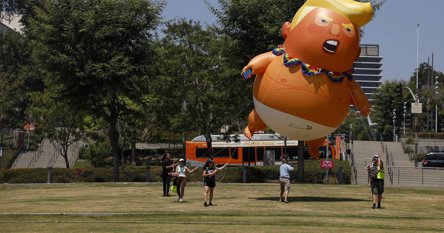 Manifestantes gritam contra políticas de imigração, economia e justiça de Trump