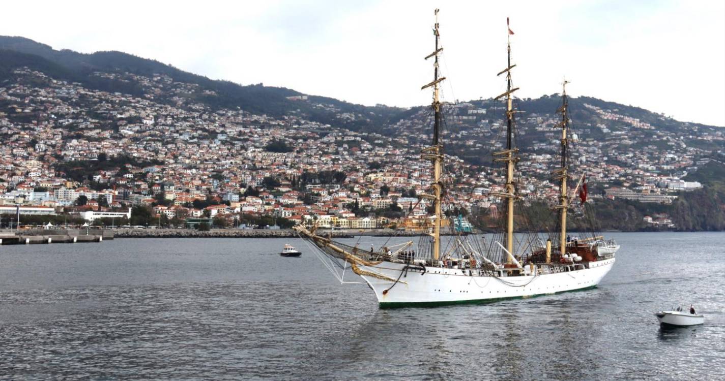 Veleiro-escola ‘Danmark’ regressa ao Porto do Funchal