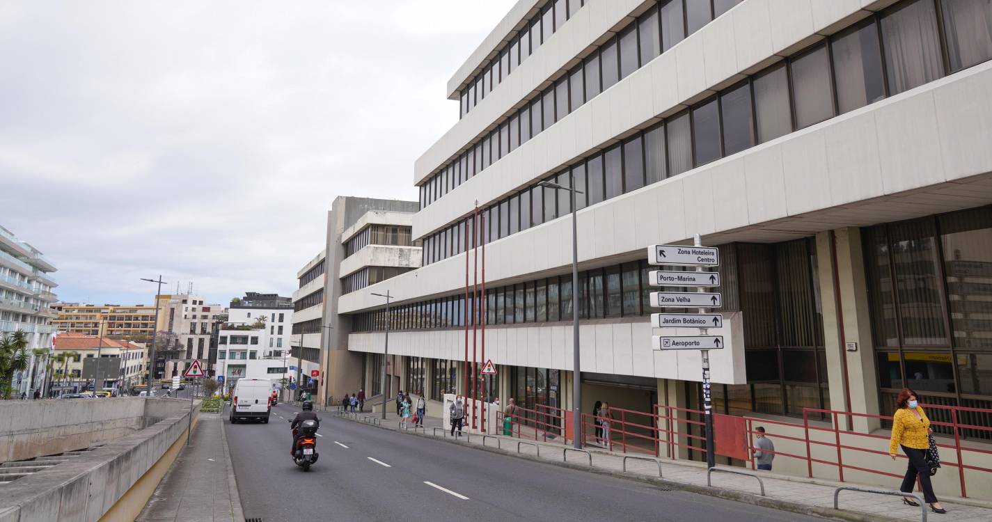 Homem condenado a sete meses de prisão suspensa por conduta desordeira em tribunal